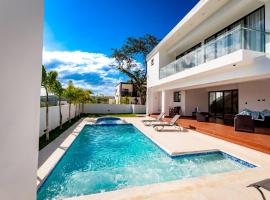 Luxury Tropical Paradise Villa 4B Heated Pool, hotel sa Camú