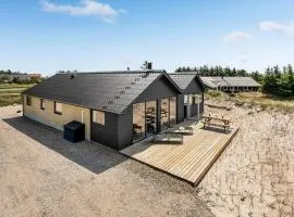 Three-Bedroom Holiday Home In Hvide Sande