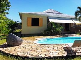 Charmante villa créole climatisée, jardin tropical et piscine privés, vacation rental in Lamentin