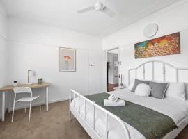 NEW 3BR House in Ryde Sleeps 5, Hotel mit Parkplatz in Sydney