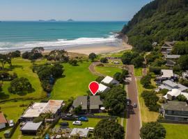 Beach Road Beauty - Pauanui Holiday Home: Pauanui şehrinde bir kulübe