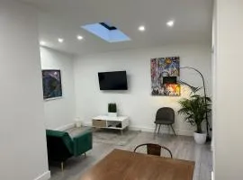 Unique 4 Bedroom House, ideal for HS2, Business People, Contractors & workers