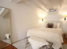 Chic Urban Retreat at Downtown with Balcony & Views, 5th-floor no lift