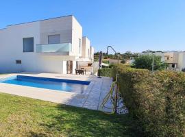 Modern 3Bedroom Duplex W/Pool by LovelyStay, hotel en Alcantarilha