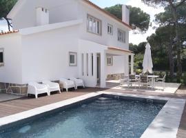 Banzão home PineForest family &friends pool garden, hotel en Colares