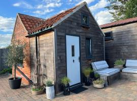 Tiny guesthouse with cozy mezzanine sleeping nook, hotel con parking en Swinderby