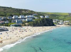 Beach Lovers Paradise in Portreath - With Sea Views & Log Burner just 100m from beach, hotel with parking in Portreath