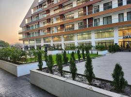 Luxurious & Comfy Gem-5 Star Location-Pools Gym!, hotel en Accra