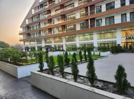 Luxurious & Comfy Gem-5 Star Location-Pools Gym!