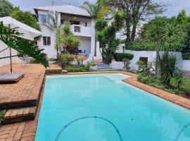 Back up Power, Spacious, Private and 24hr security, cottage in Johannesburg