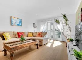Golden Sunset House with free parking by My Getaways