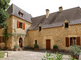 Chambre d'Hôtes La Rossillonie, family hotel in Beynac-et-Cazenac