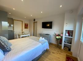 Beautiful 1-Bed studio in Penrith, hotel in Penrith