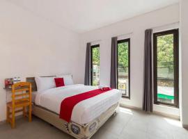 RedDoorz near Kaza Mall Surabaya, hotel with parking in Plosobegem