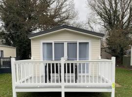 Kellysholidayhomes NEW Malton 3 bedroom Caravan, holiday home in Weeley