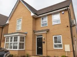 5 Swiftsure - Stunning 4 Bed Home, free parking