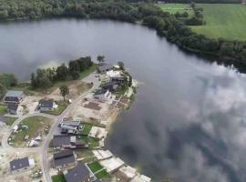 Ferienhaus Luna am schönen Harkebrügger See mit Kamin und Sauna, hotel in Barßel