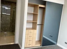 Comfort Living - 3 Bedroom sleeps 6 , parking, pool, other amenities - Near Showgrounds, NO PARTIES