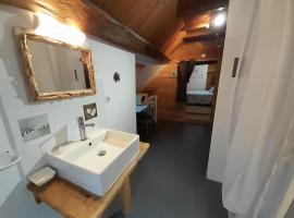 La cabane: Chambre double, salle de bain privée, hotell i Vatan