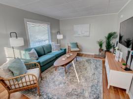 Adorable 2-bedroom guest house with free parking, hótel í Galveston