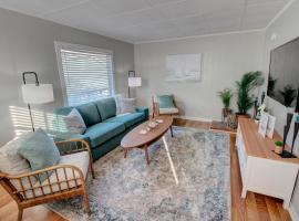 Adorable 2-bedroom guest house with free parking, hotel v destinaci Galveston