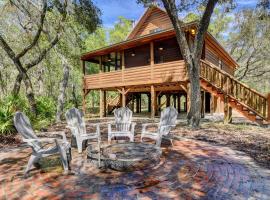 Charming Cabin with Decks and Fire Pit - Walk to River, hotel amb aparcament a Macclenny