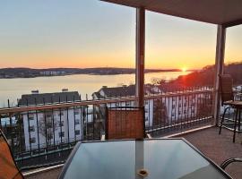 AMAZING LAKE VIEW! GORGEOUS SUNSET! ON MAIN CHANNEL! 3BR/2BA-SLEEPS 6-8, holiday rental in Lake Ozark