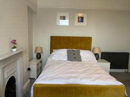 Central en-suite double room, family hotel in Plymouth