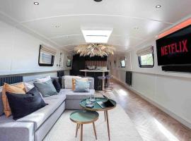 The V&auml;tten H&uuml;s Luxury Boat, b&aring;d i Manchester