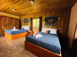 TucanTico Lodge ~ Casa # 3, lomamökki Monte Verdessä