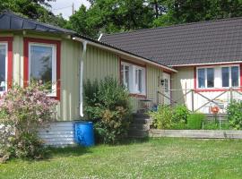 Three-Bedroom Holiday home in Skå: Ekerö şehrinde bir otel