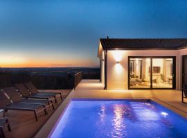 Villa TonKa with jacuzzi sauna and private pool, stuga i Labin