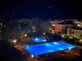 Appartamento tranquillo con patio e piscina, ваканционно жилище в La Caduta