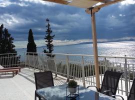 Waterfront Penthouse, hotel en Saronida