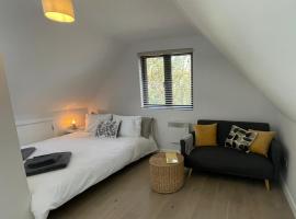 The Annexe - woodland views and close to beach!, hotel Barton on Sea-ben