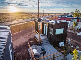 Cozy modern tiny home near ZION & private deck, Hotel in Apple Valley