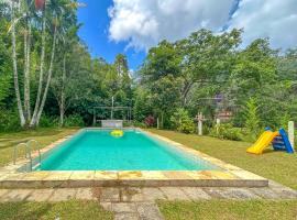 Chacara c WiFi piscina e lazer em Teresopolis RJ，彼得羅波利斯的附設泳池的飯店