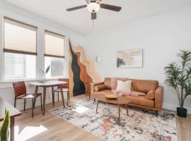 Feelin' Peachy in Downtown WS! Renovated Queen, apartment in Winston-Salem