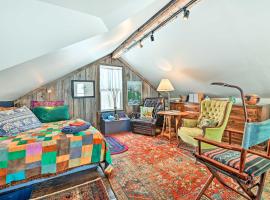 Cozy Catskills Vacation Rental with Deck!, hotell i Fleischmanns