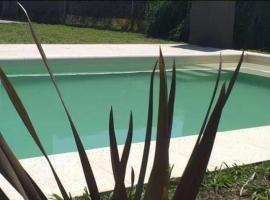 Descanso en Las Acequias, hotel cu piscine din Roldán