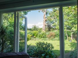 Luxury Self Catering with Cosy Cabin & Sauna in Colchester, khách sạn spa ở Colchester