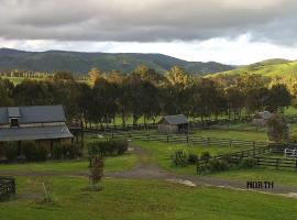 The Stables - Farm Stay, feriegård i Strath Creek