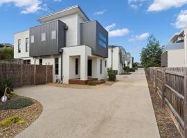 Stunning Luxury Townhome Walk to Beach & Shops, luxury hotel in Cowes