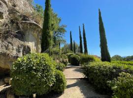 Maison avec piscine à Lacoste, feriebolig i Lacoste