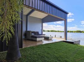 River Life, holiday home in Wellington East