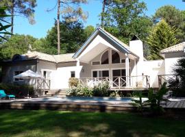 Villa avec piscine privée, jardin clôturé et WIFI à Biscarrosse - Idéale pour 6 personnes - FR-1-521-192，位于比斯卡罗斯的酒店