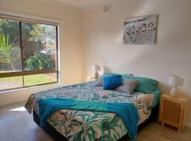 Boyle's Beach House - Fully furnished 3 Bedroom home. Secure parking., familiehotell i Nambucca Heads