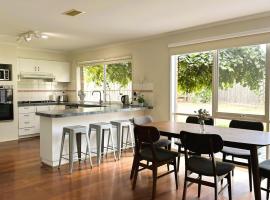 Near Airport and Easy to Melbourne CBD by GoodLive, hotel near Sunbury Train Station, Sydenham