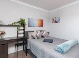 1 Private Double Room in Berala near Station close to Olympic Park, vacation rental in Regents Park