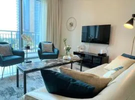 Modern & Chic Waterfront 2bed balcony Dubai Creek